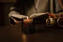Twinkling Kaars Amber - 0585063.001_AtmosphericPhoto_2.webp