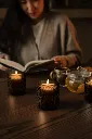 Twinkling Kaars Amber - 0585063.001_AtmosphericPhoto_1.webp
