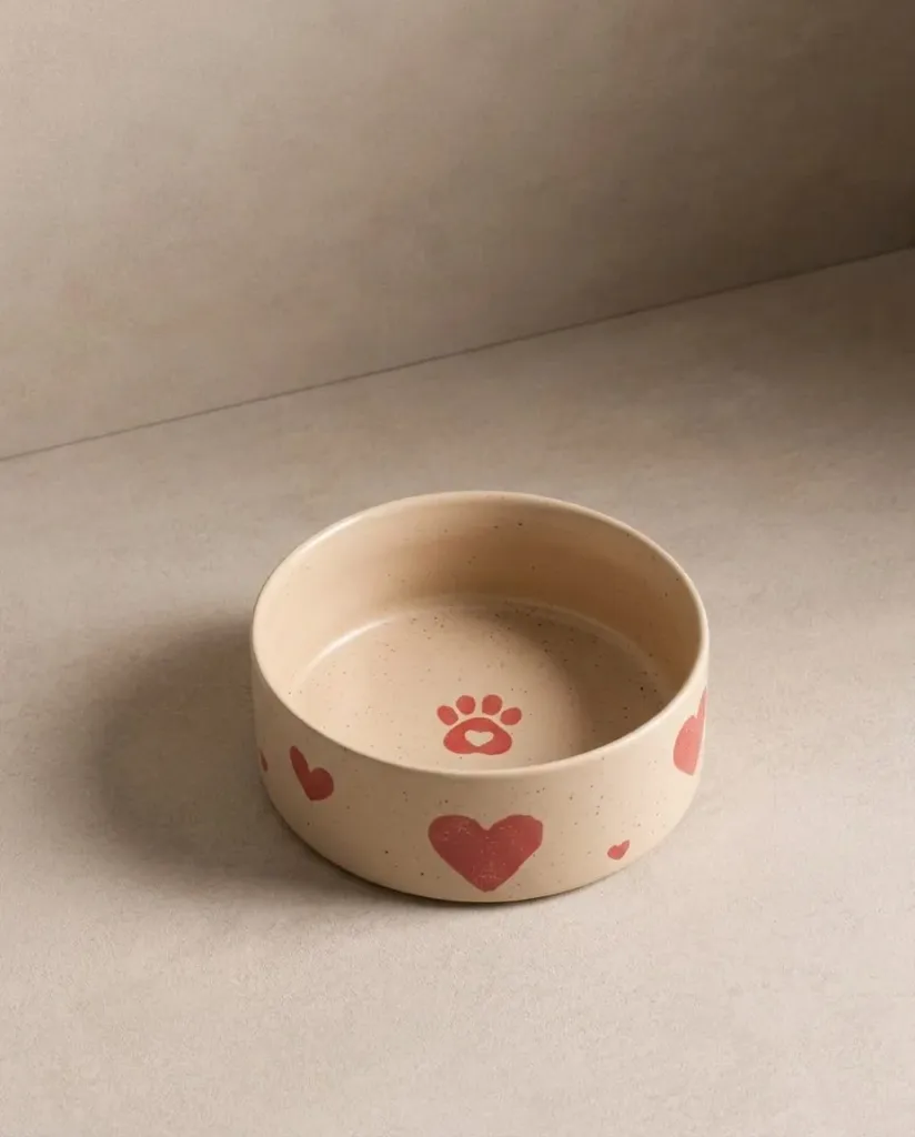 cozy-hearts-stoneware-pet-bowl-14cm-03.webp