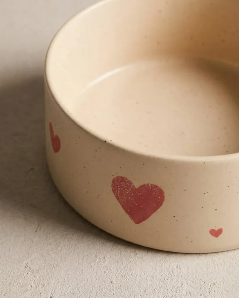 cozy-hearts-stoneware-pet-bowl-14cm-05.webp
