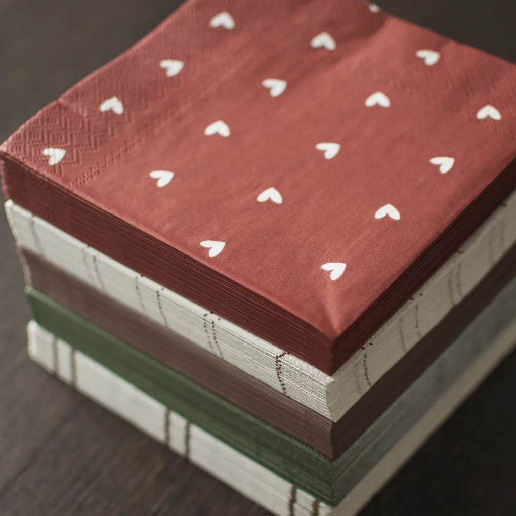 napkin_hearts_dark_red_20240423_sfeer01.webp