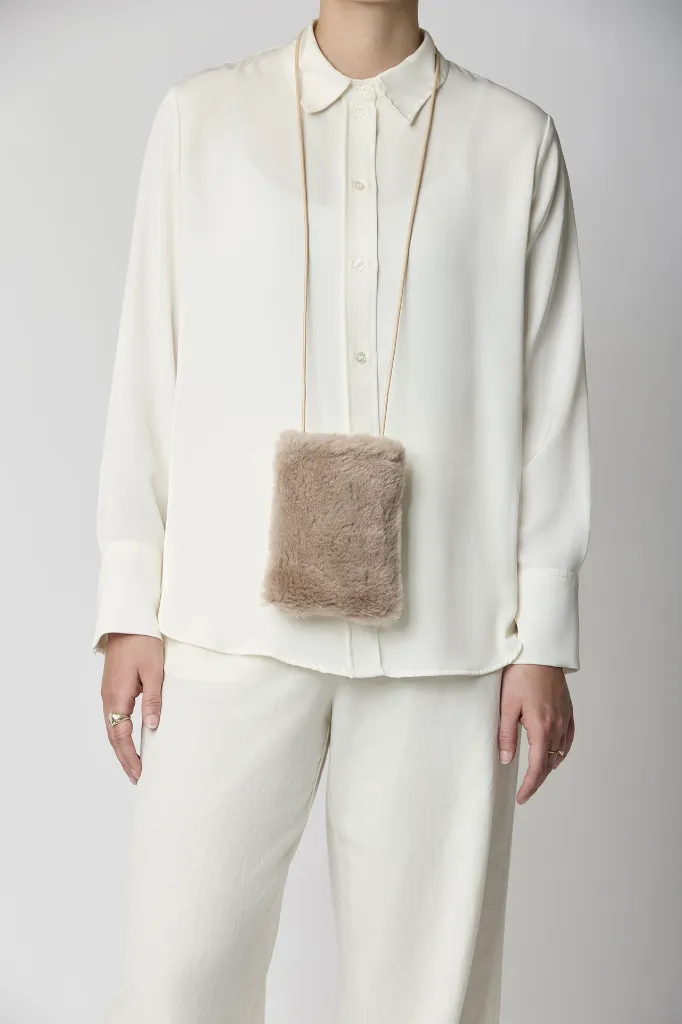 Gwen_PhoneBag_StuccoSand_Sfeer_NCF16473-555-OS-2.webp