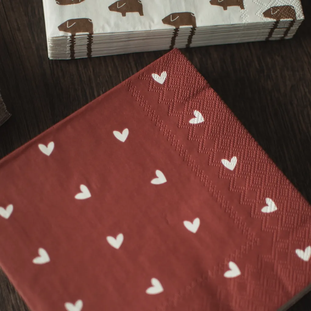 napkin_hearts_dark_red_20240423_sfeer02.webp