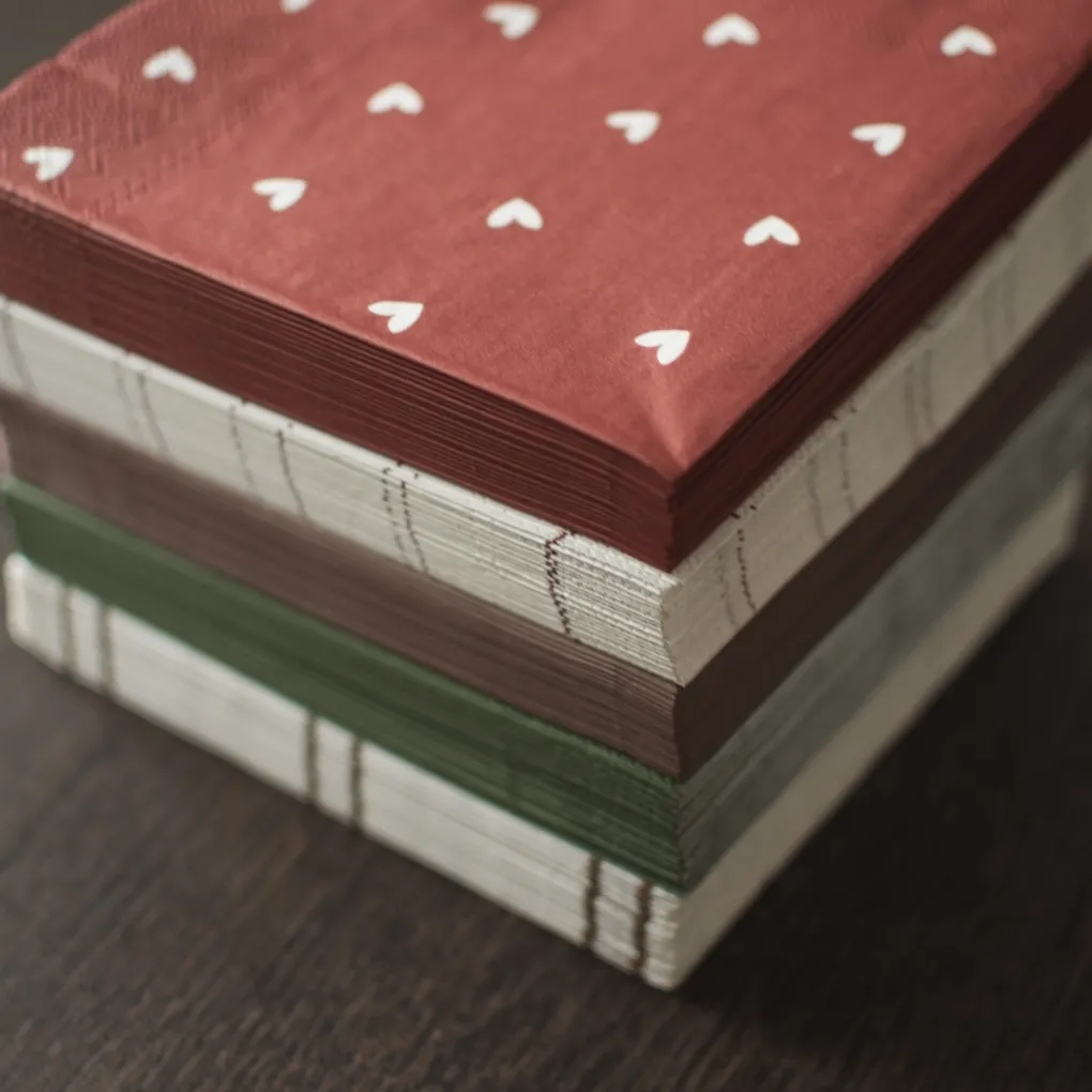 napkin_hearts_dark_red_20240423_sfeer04.webp